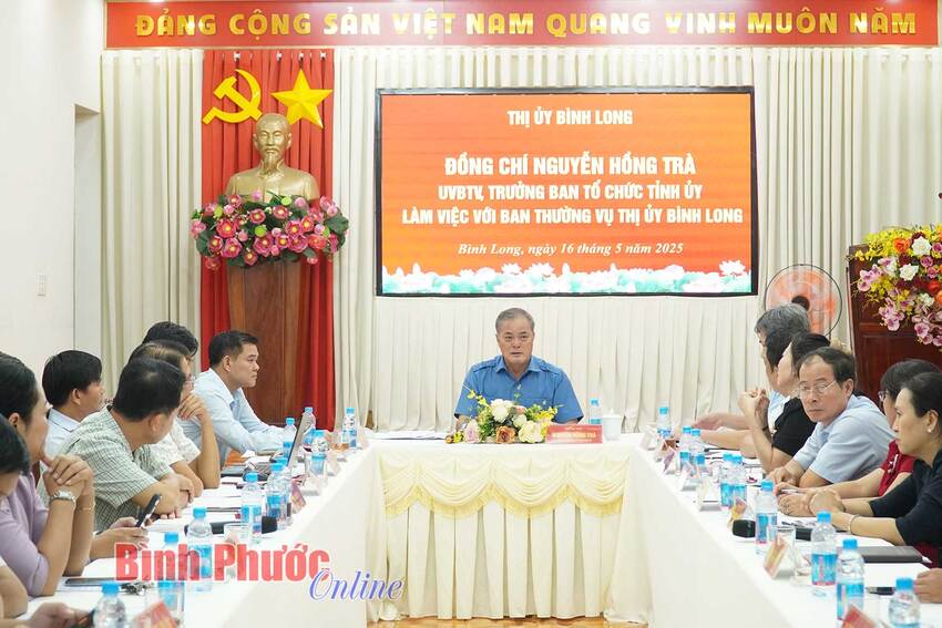 Trưởng Ban Tổ chức Tỉnh ủy Nguyễn Hồng Trà làm việc với Ban Thường vụ Thị ủy Bình Long