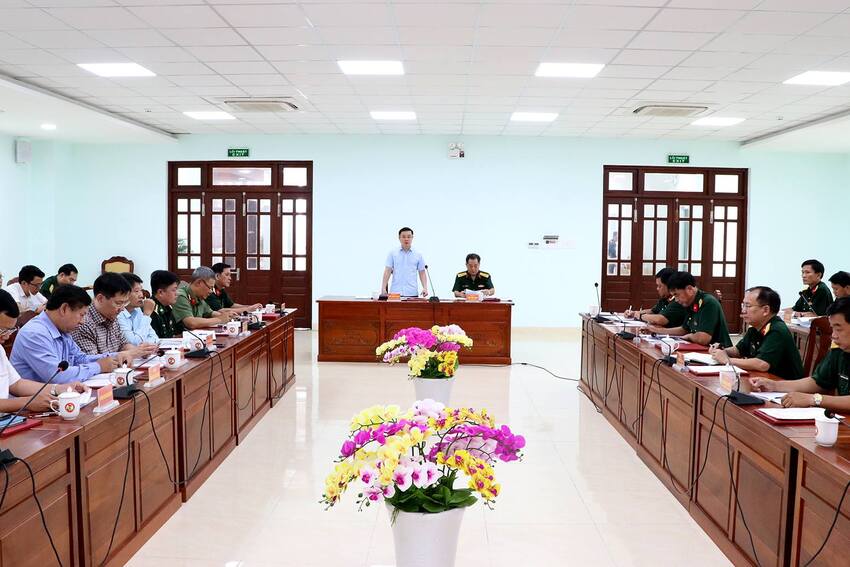 Chủ tịch UBND tỉnh thăm và làm việc tại Bộ Chỉ huy Quân sự tỉnh