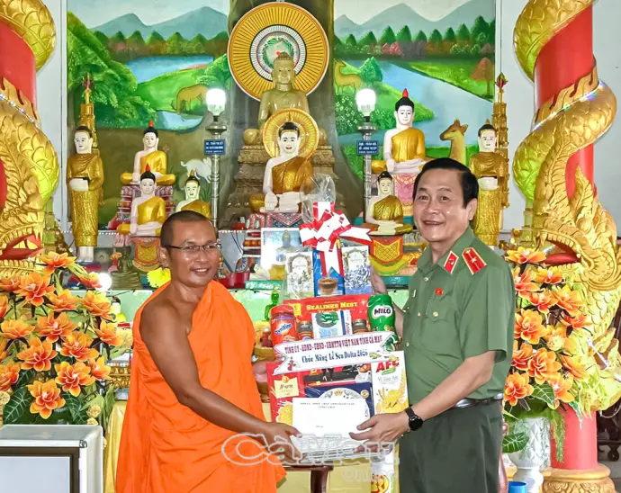 Thiếu tướng Hồ Việt Triều thăm, chúc mừng đồng bào Khmer nhân lễ Sene Dolta