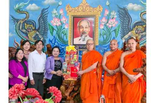 Phó Bí thư Thành ủy Hồ Thị Cẩm Đào thăm, tặng quà tại phường Sóc Trăng, dịp Lễ Sene Dolta 