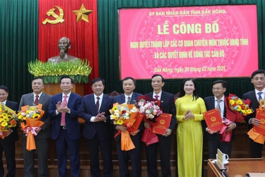 UBND tỉnh Đắk Nông công bố nghị quyết của HĐND tỉnh về sắp xếp tổ chức bộ máy và quyết định của Chủ tịch UBND tỉnh về công tác tổ chức cán bộ