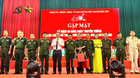 Xã Sóc Sơn trao 42 suất quà tặng cựu cán bộ lực lượng vũ trang Thủ đô