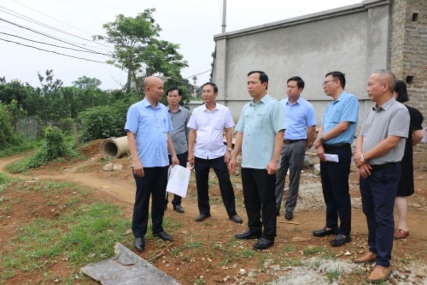 Đồng chí Nguyễn Văn Toàn, Phó Chủ tịch Thường trực UBND tỉnh kiểm tra tiến độ thi công công trình xây dựng Trung tâm y tế huyện Cao Phong