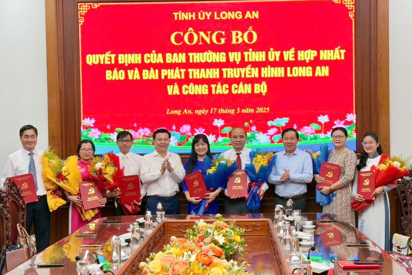 Long An: Công bố quyết định hợp nhất Báo Long An và Đài Phát thanh và Truyền hình Long An