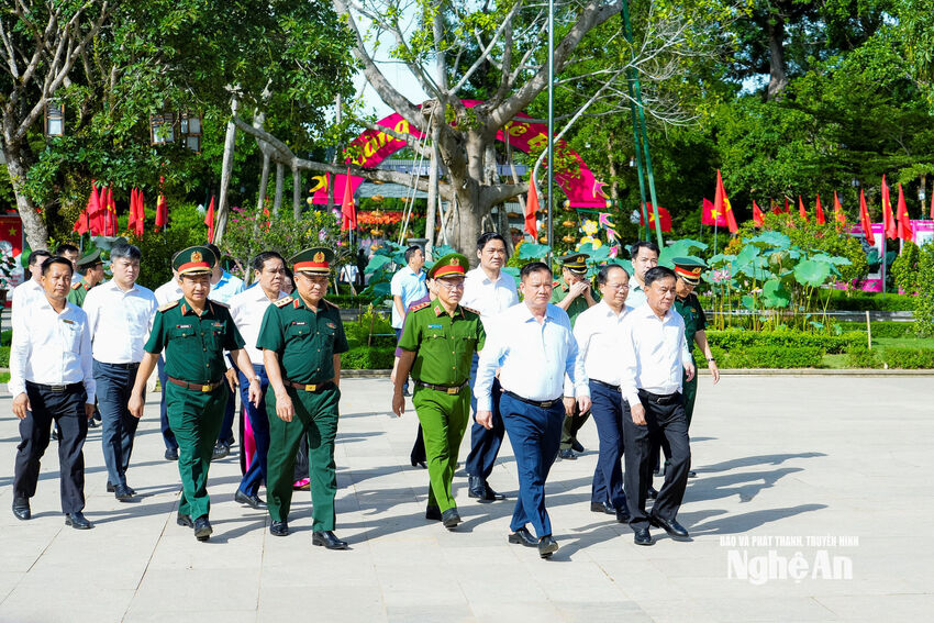 Thường trực Ban Bí thư Trần Cẩm Tú dâng hương tưởng niệm Chủ tịch Hồ Chí Minh, tặng quà tri ân các thương, bệnh binh