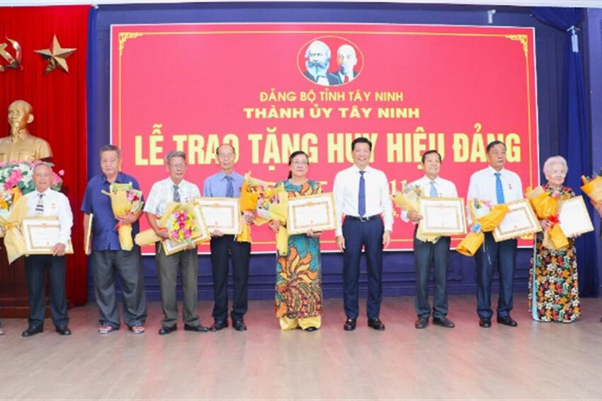 Thành phố Tây Ninh trao Huy hiệu Đảng cho đảng viên