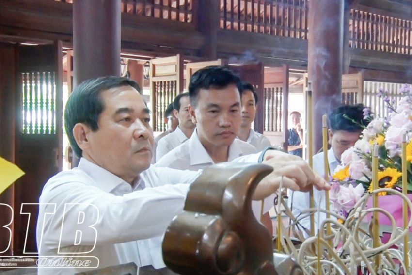 Đồng chí Nguyễn Tiến Thành, Phó Bí thư thường trực Tỉnh ủy, Chủ tịch HĐND tỉnh dâng hương tưởng niệm Nhà bác học Lê Quý Đôn