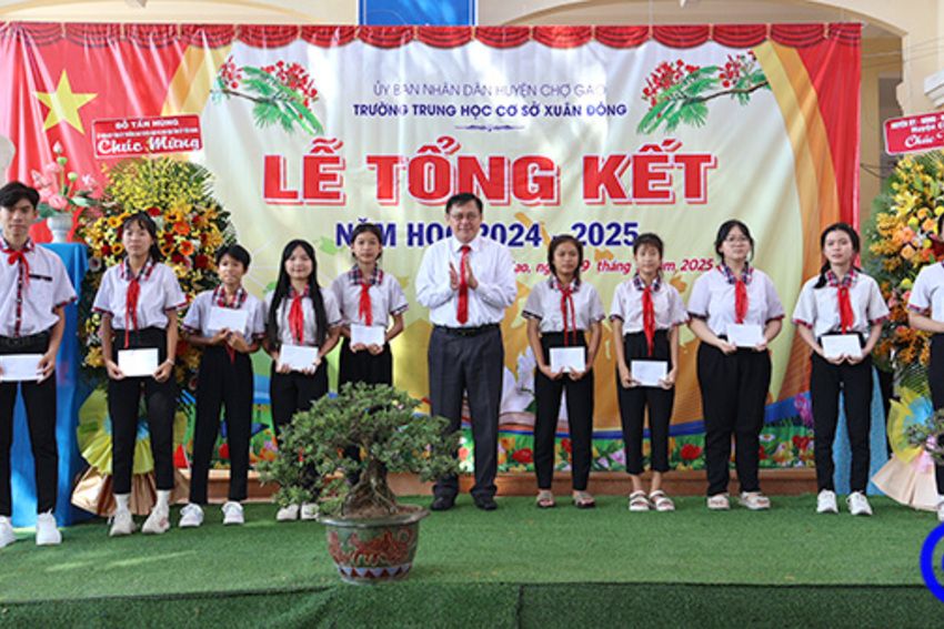 Trưởng Ban Tuyên giáo và Dân vận Tỉnh ủy dự tổng kết năm học tại Trường Trung học cơ sở Xuân Đông