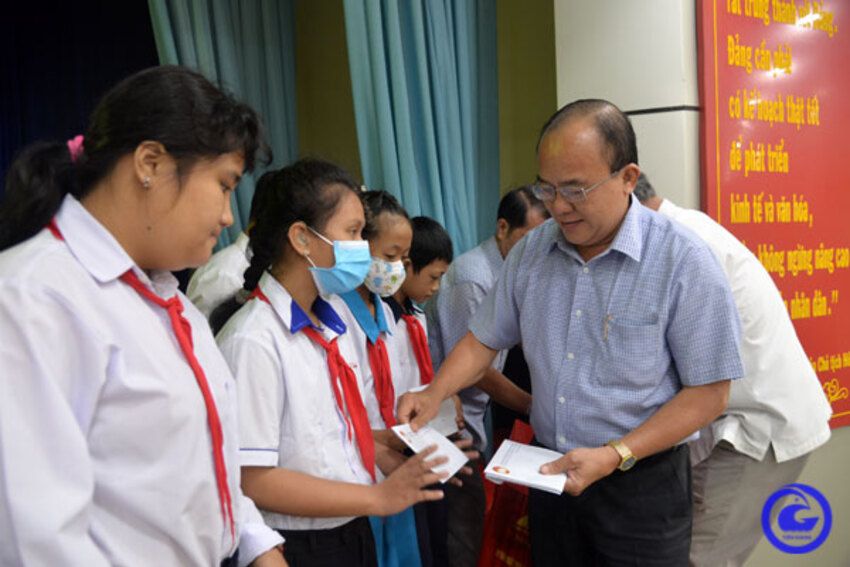 Học theo lời Bác, phát huy vai trò Mặt trận Tổ quốc trong tập hợp và vận động chăm lo Nhân dân