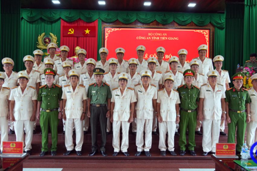 Công an tỉnh Tiền Giang công bố Quyết định nghỉ công tác hưởng chế độ hưu trí cho 121 cán bộ, chiến sĩ