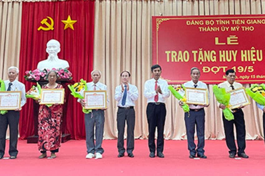 Đảng bộ thành phố Mỹ Tho tổ chức Lễ trao tặng Huy hiệu Đảng đợt 19/5/2025