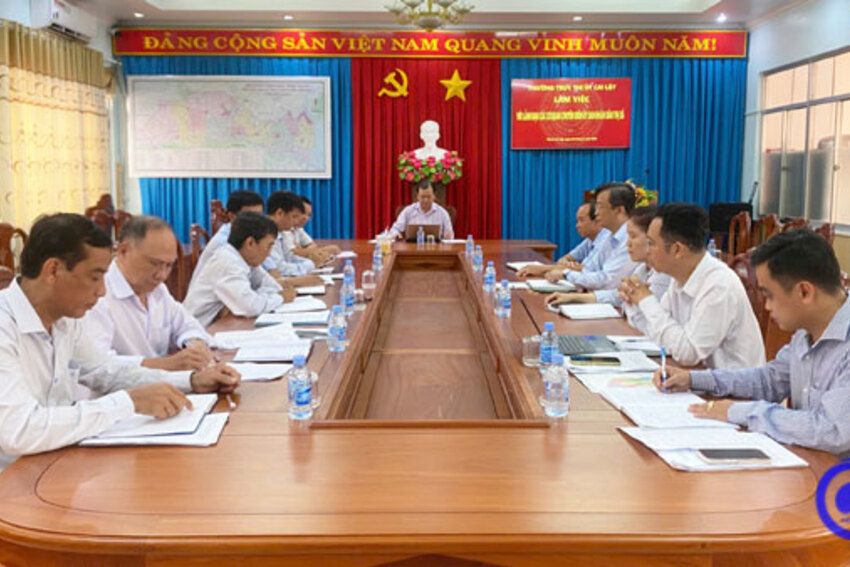 Thường trực Thị ủy Cai Lậy làm việc với lãnh đạo các cơ quan chuyên môn Ủy ban nhân dân thị xã