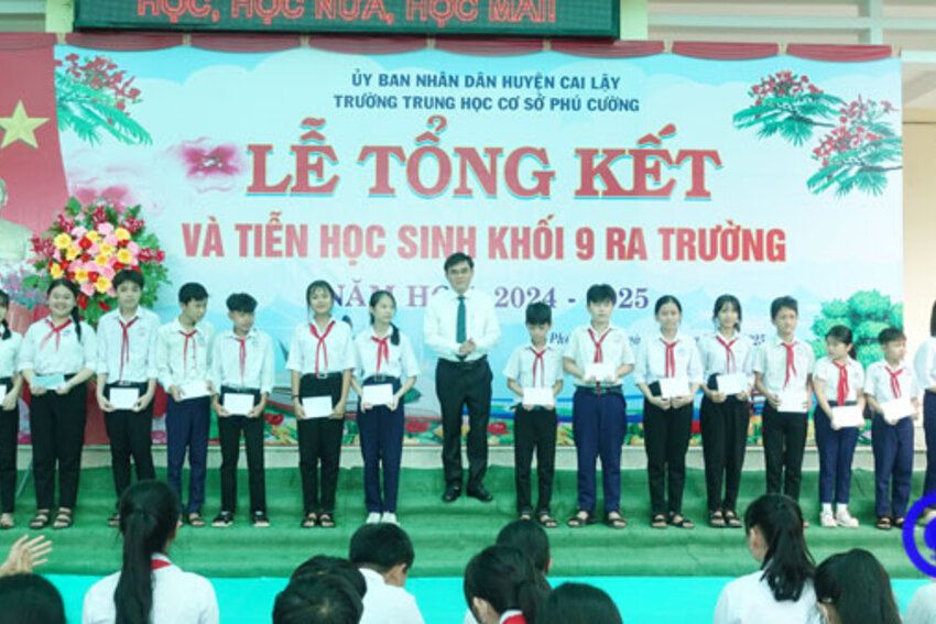 Trưởng Ban Tổ chức Tỉnh ủy dự Lễ tổng kết năm học tại Trường Trung học cơ sở Phú Cường
