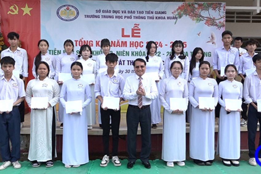 Phó Chủ tịch Ủy ban nhân dân tỉnh dự Lễ tổng kết năm học tại Trường Trung học phổ thông Thủ Khoa Huân