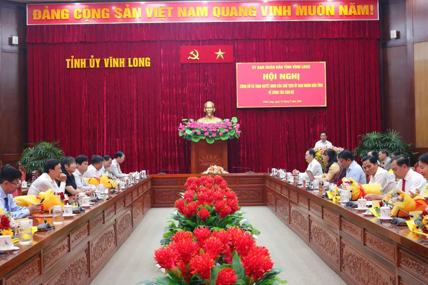 Vĩnh Long công bố và trao các quyết định về công tác cán bộ