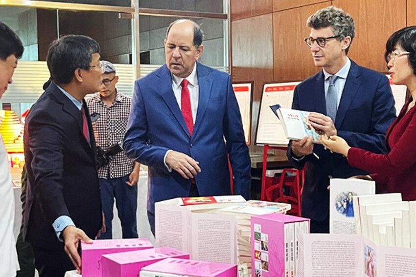 Cầu nối Việt Nam với thế giới