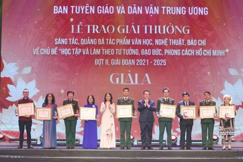 Trao giải sáng tác về học tập và làm theo tư tưởng, đạo đức, phong cách của Bác