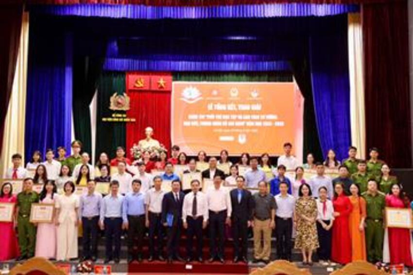 Trao giải Cuộc thi “Tuổi trẻ học tập và làm theo tư tưởng, đạo đức, phong cách Hồ Chí Minh”