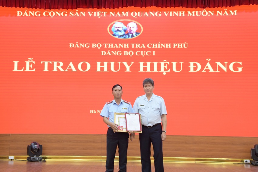 Trao tặng Huy hiệu 30 năm tuổi Đảng cho Phó Cục trưởng Cục I Nguyễn Duy Đông