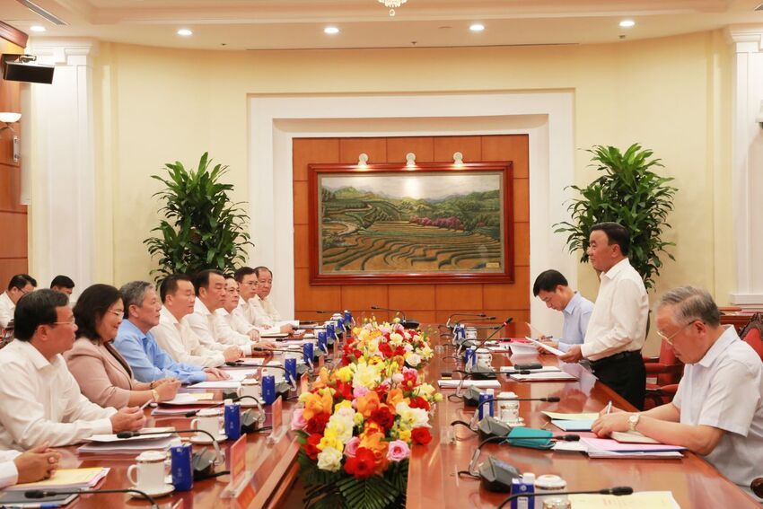 Ảnh: Tổ công tác của Bộ Chính trị làm việc với Ban Thường vụ Tỉnh ủy Vĩnh Long, Thái Nguyên