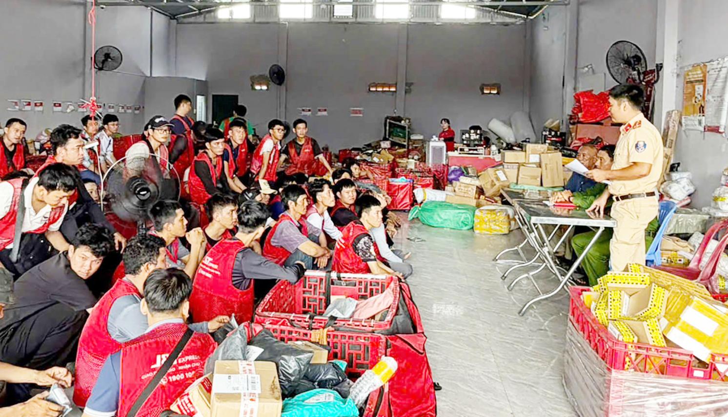 Tuyên truyền Luật Trật tự, an toàn giao thông đường bộ cho shipper Cán bộ Cảnh sát giao thông tuyên truyền luật cho các shipper