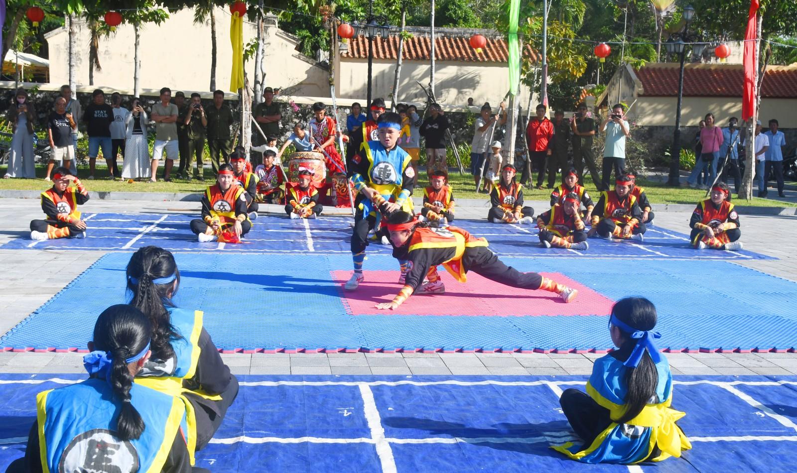 Hơn 100.000 lượt người tham gia Lễ hội truyền thống kỷ niệm ngày mất bà Mạc Mi Cô và ông Mạc Thiên Tích