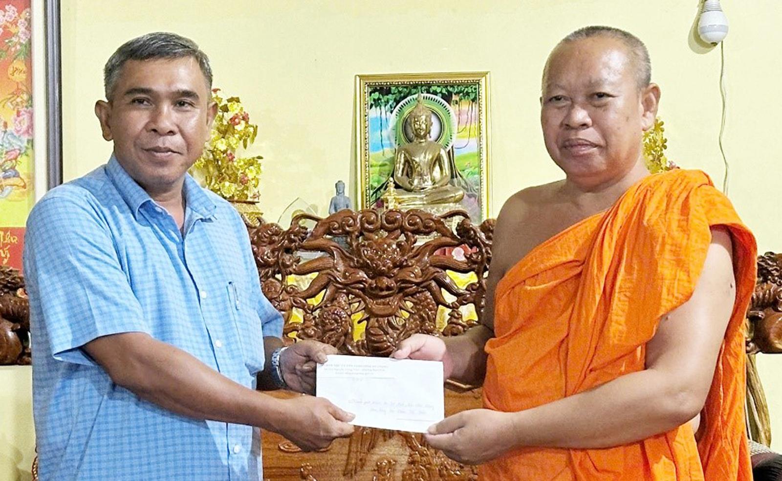 Lãnh đạo Sở Dân tộc và Tôn giáo thăm các trường hạ và chức sắc tiêu biểu