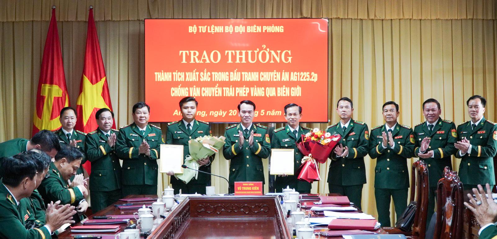 Khen thưởng lực lượng Bộ đội Biên phòng An Giang phá chuyên án vận chuyển vàng trái phép qua biên giới