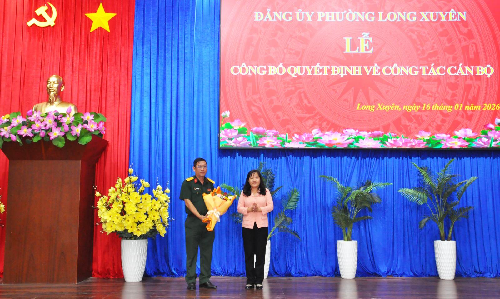 Đảng ủy phường Long Xuyên tổng kết công tác xây dựng Đảng và kiện toàn nhân sự Chủ tịch UBND phường Long Xuyên Đoàn Thị Hương Hà tặng hoa chức mừng Chỉ huy trưởng Ban CHQS phường Long Xuyên