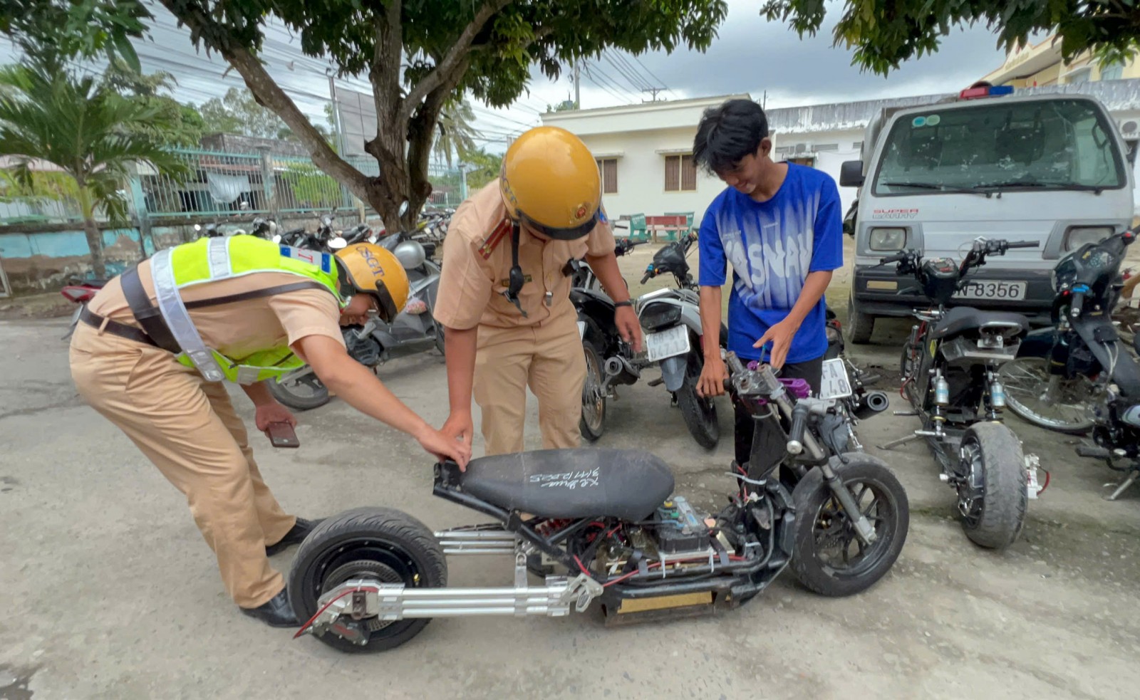 Ngăn chặn kịp thời nhóm thanh, thiếu niên tụ tập, chuẩn bị đua xe ở tỉnh lộ 944