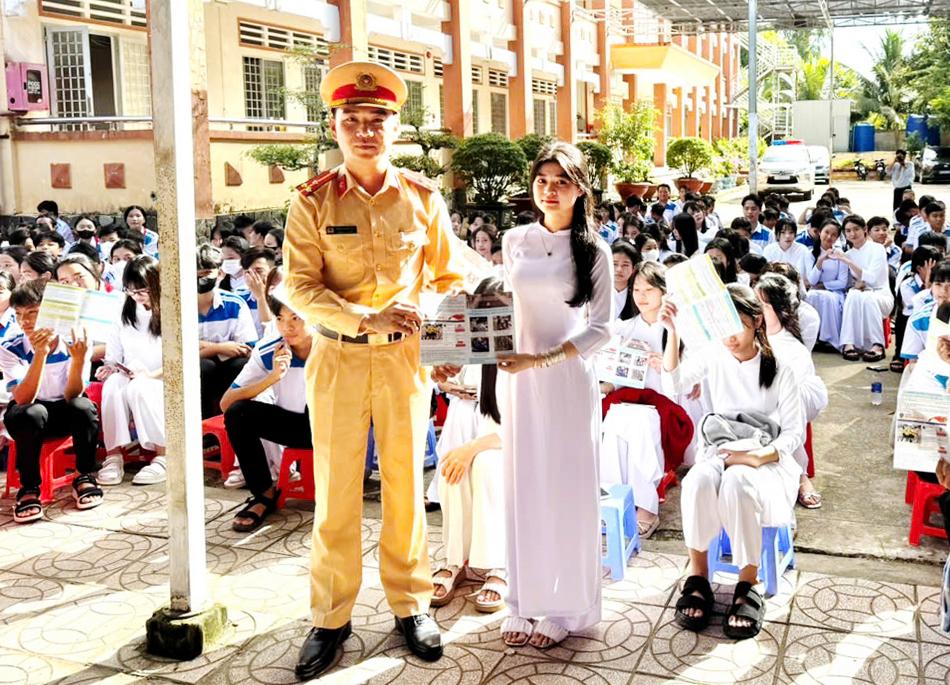 Đoàn cơ sở Phòng Cảnh sát giao thông Công an tỉnh An Giang tuyên truyền pháp luật và tặng quà cho học sinh
