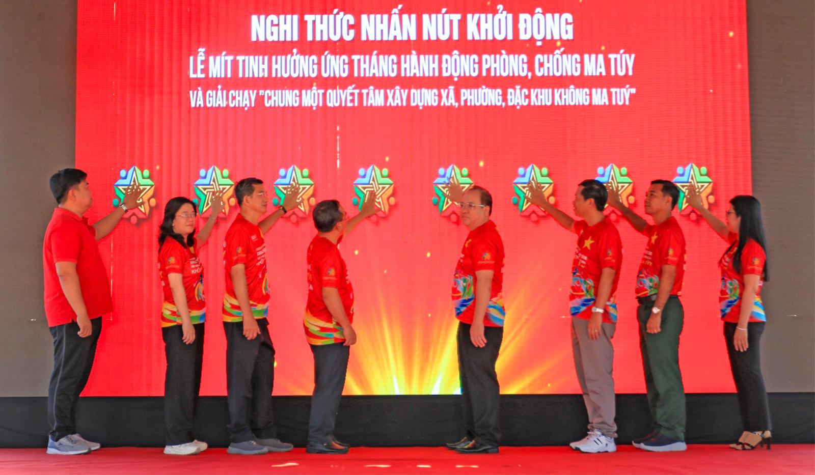 Phó Chủ tịch Thường trực UBND tỉnh An Giang Nguyễn Thanh Phong cùng lãnh đạo các Sở, ban ngành tỉnh tham dự thực hiện nghi thức nhấn nút khởi động Lễ mít tinh