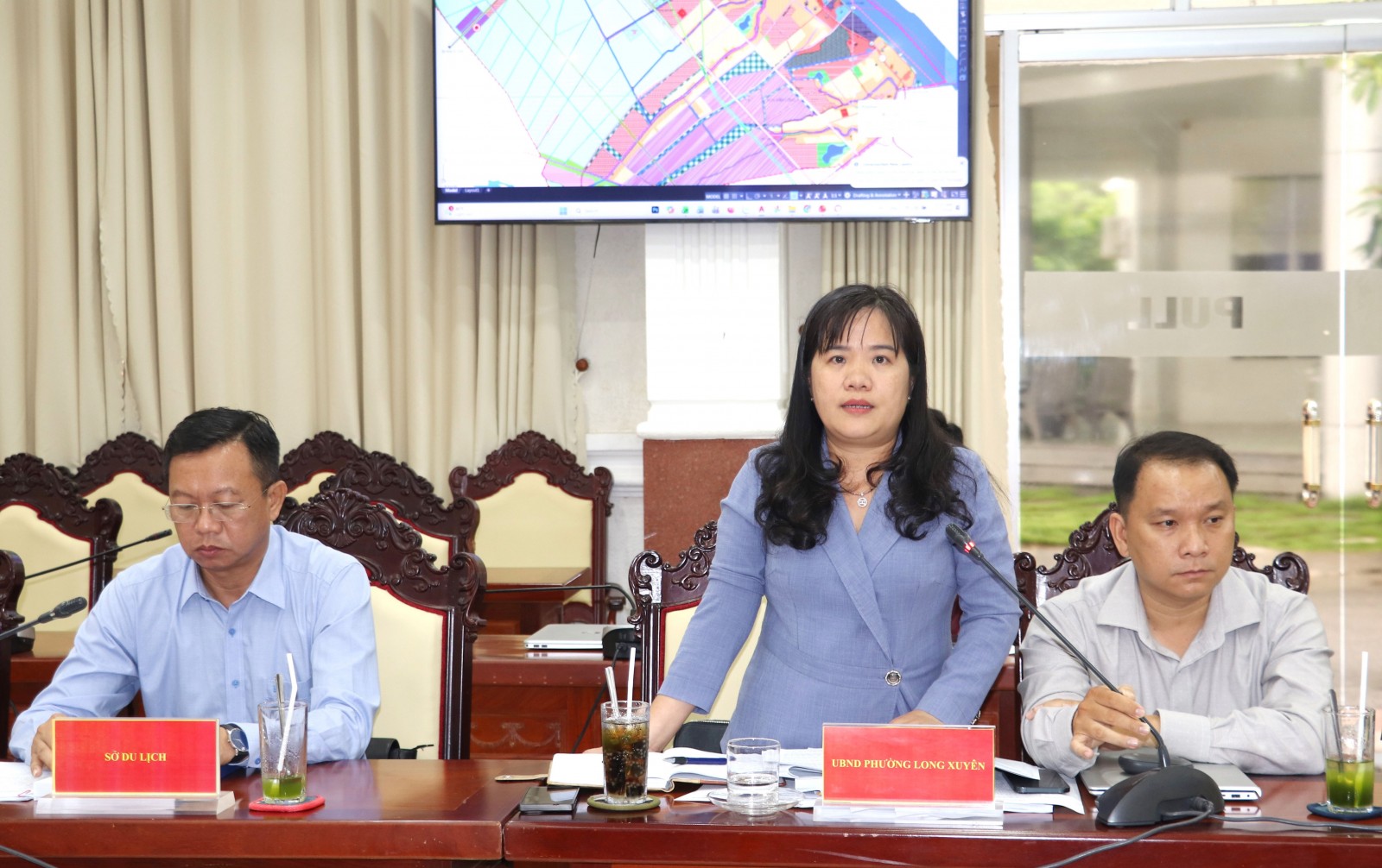 Chủ tịch UBND phường Long Xuyên Đoàn Thị Hương Hà phát biểu ý kiến