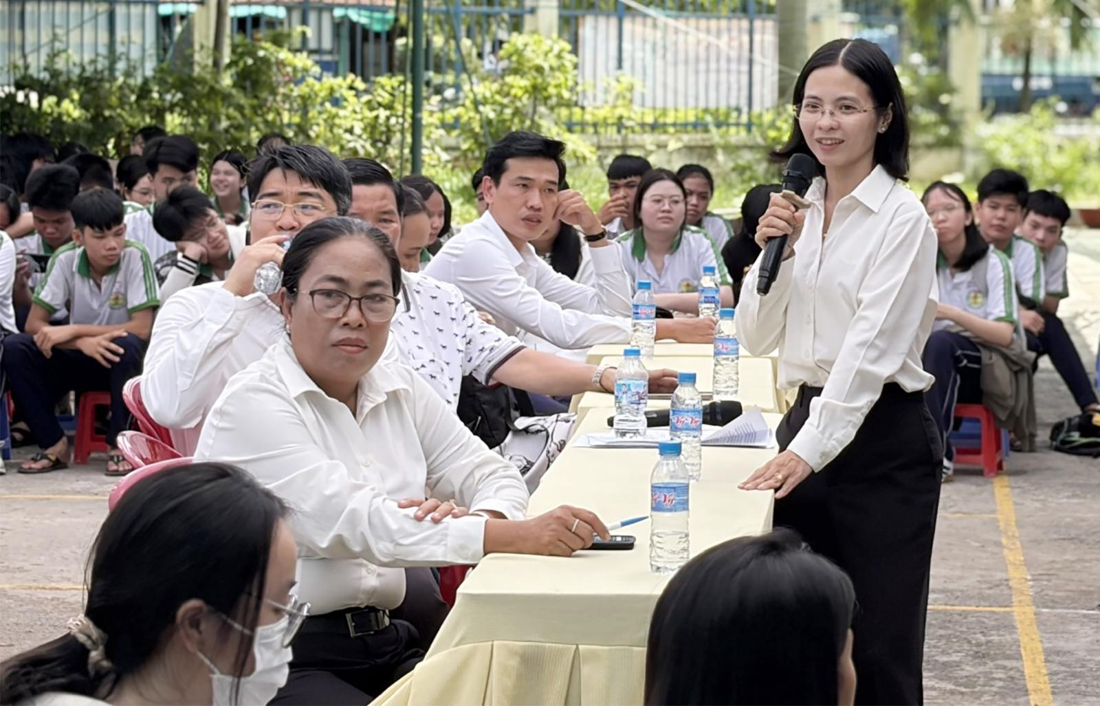 Xét xử lưu động kết hợp tuyên truyền pháp luật về phòng, chống ma túy đến học sinh Tuyên truyền và giao lưu cùng học sinh