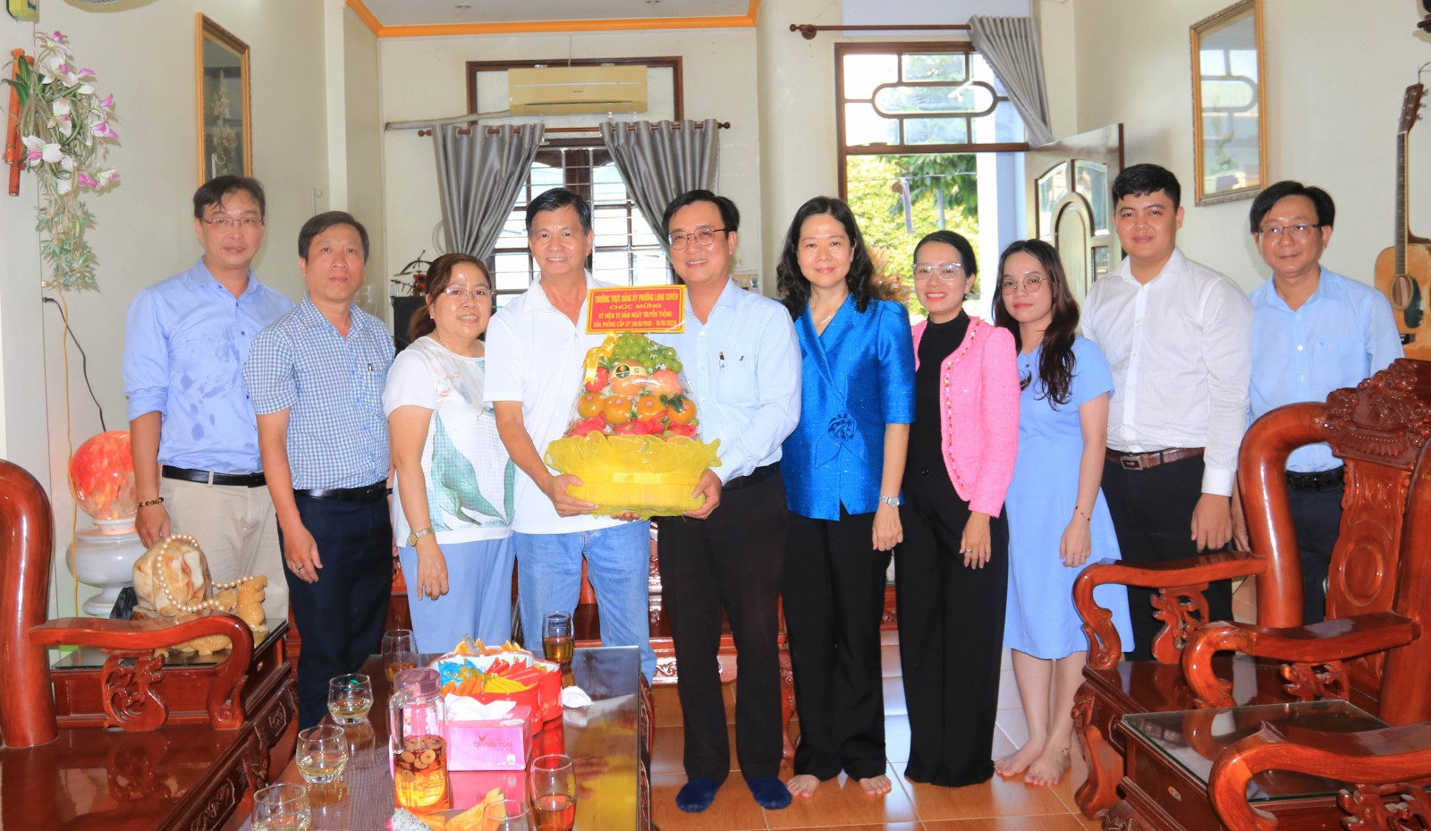 Đoàn thăm, tặng quà ông Võ Thiện Hảo