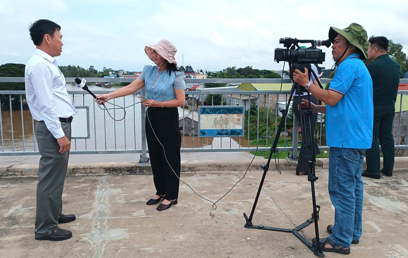 Biên tập viên, phóng viên Báo và Phát thanh - Truyền hình An Giang tác nghiệp thực tế tại hai xã Khánh Bình và Vĩnh Xương