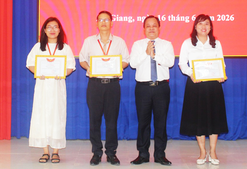 Trường Chính trị Tôn Đức Thắng trao 20 giải Cuộc thi Chính luận bảo vệ nền tảng tư tưởng của Đảng