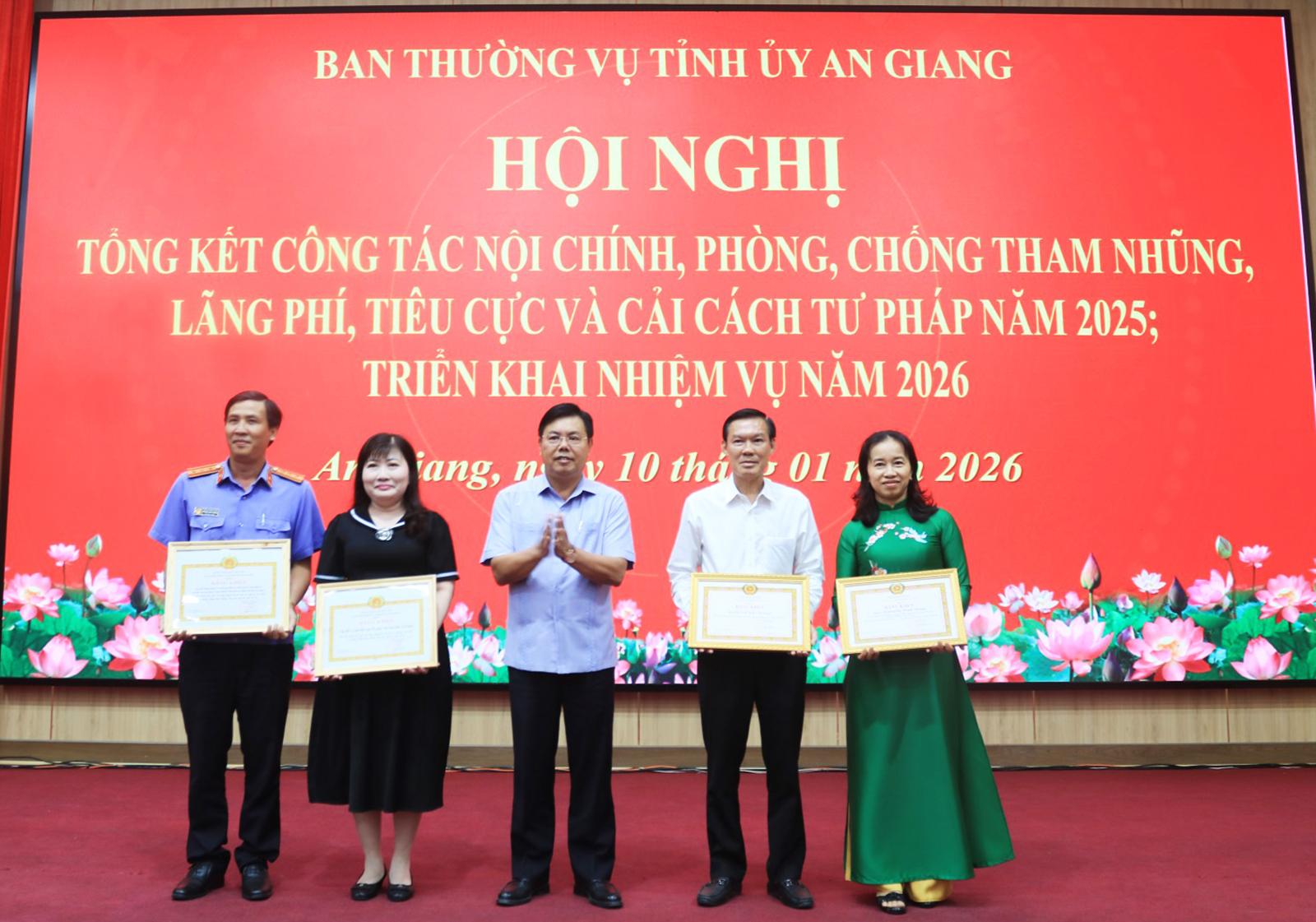 Đồng ch&iacute; Nguyễn Tiến Hải, Ủy vi&ecirc;n Ban Chấp h&agrave;nh Trung ương Đảng, B&iacute; thư Tỉnh ủy trao bằng khen
