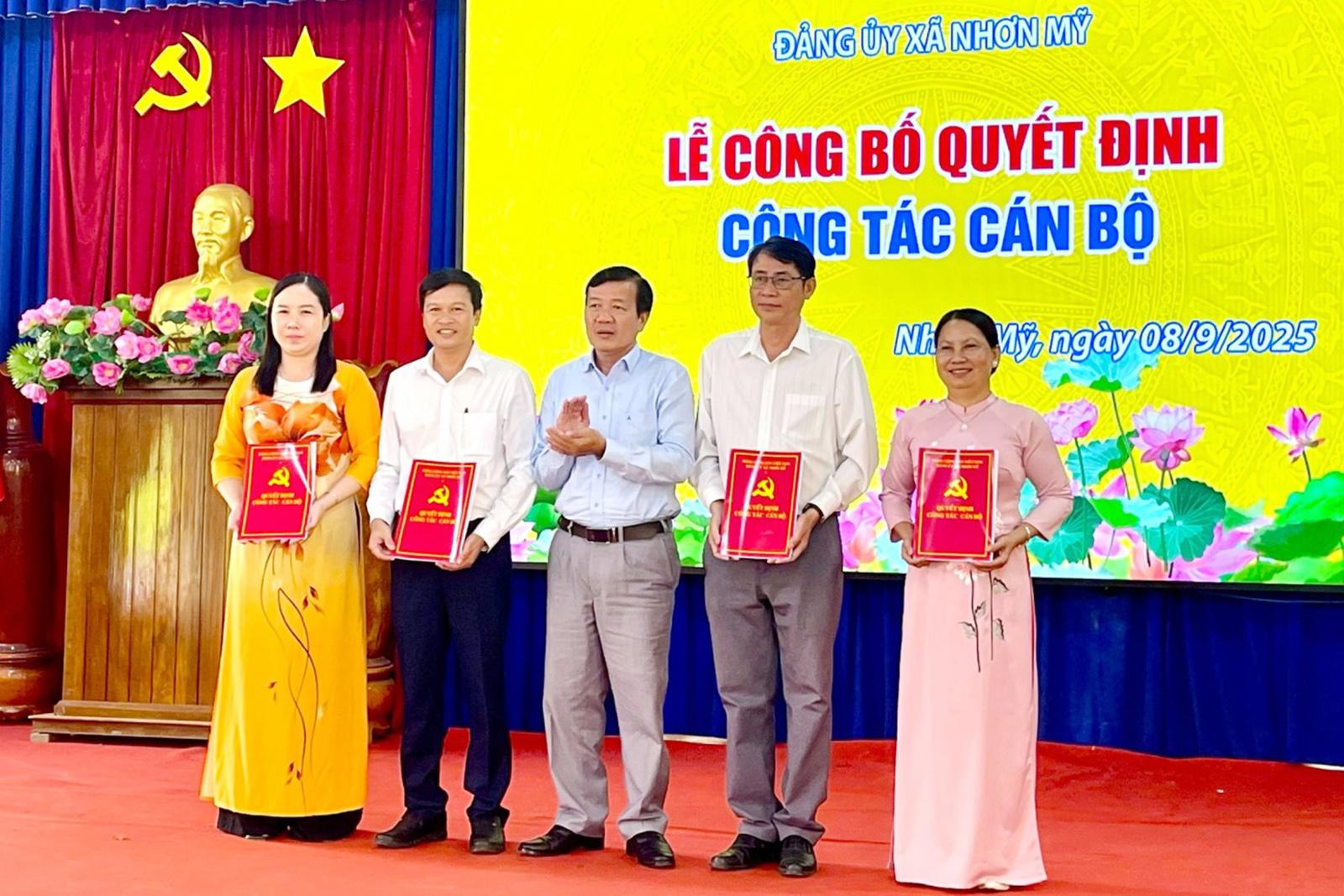 Đảng ủy xã Nhơn Mỹ công bố quyết định về công tác cán bộ