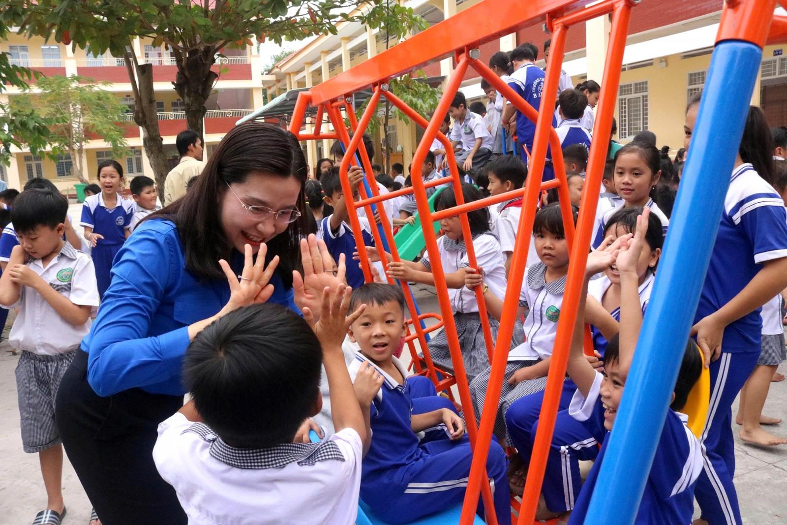 Hội đồng đội Trung ương tặng sân chơi thiếu nhi cho học sinh phường Tịnh Biên