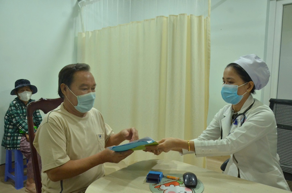 Bệnh nhân phấn khởi được kê đơn thuốc kéo dài