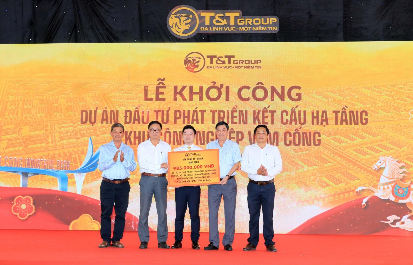 Đại diện Tập đoàn T&T Group trao bảng tượng trưng hỗ trợ các phường, xã