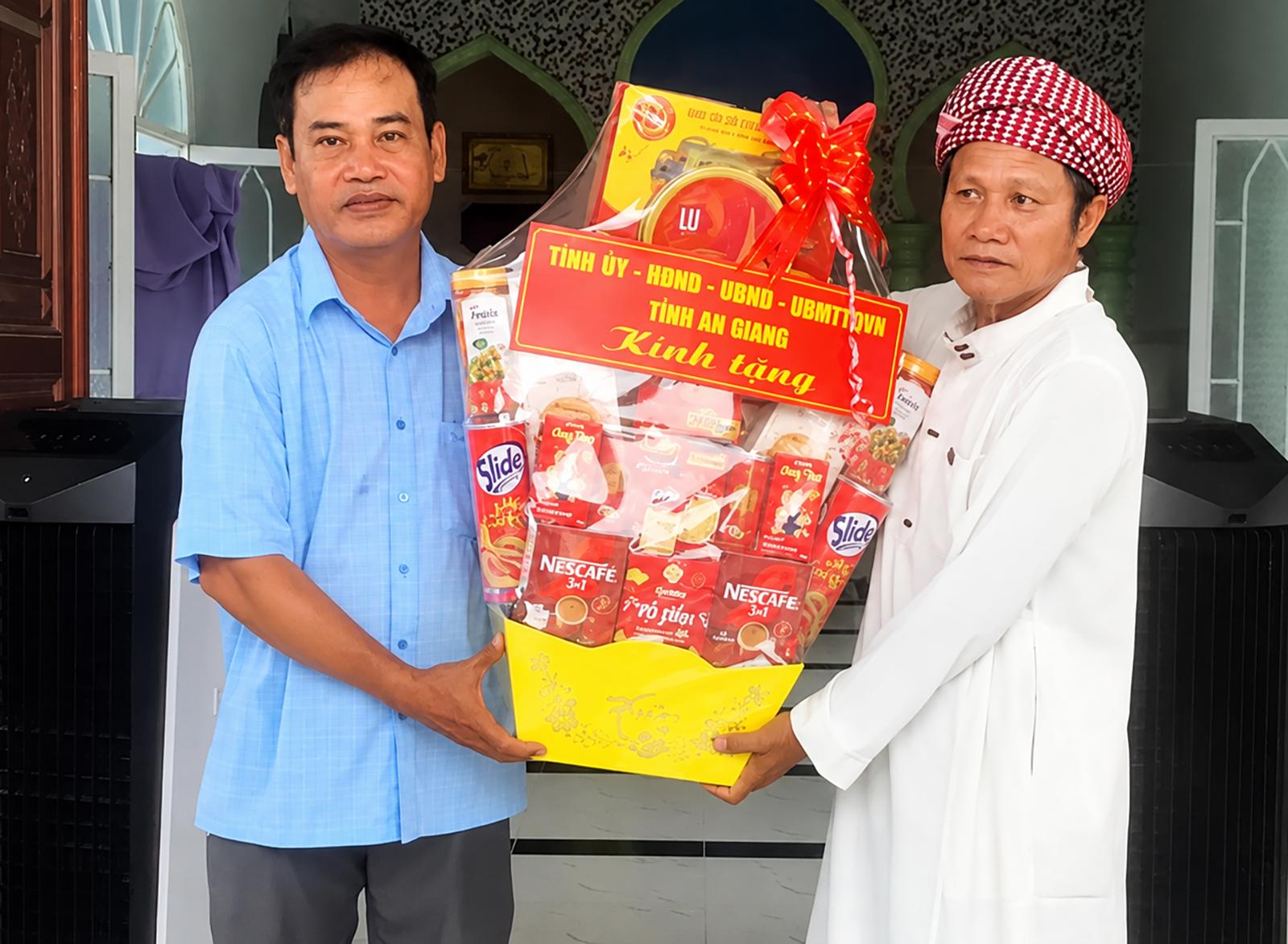Giám đốc Sở Dân tộc và Tôn giáo tỉnh An Giang chúc Tết Roya Haji đồng bào Chăm xã Tây Yên
