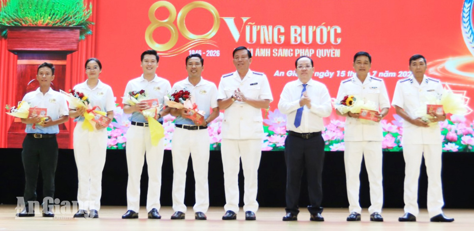 Đồng chí Nguyễn Thanh Phong, Ủy viên Ban thường vụ, Phó Chủ tịch Thường trực UBND tỉnh, Trưởng Ban Chỉ đạo Thi hành án dân sự tỉnh và Trưởng Thi hành án dân sự tỉnh Nguyễn Văn Vũ khen thưởng các cá nhân đạt thành tích hoạt động phong trào