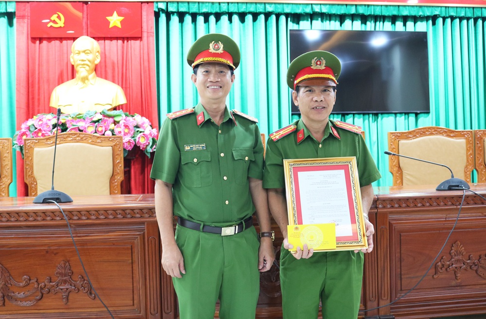 Bộ Công an khen thưởng đột xuất Công an phường Long Xuyên vì phá nhanh vụ trộm tài sản trên 1,5 tỷ đồng