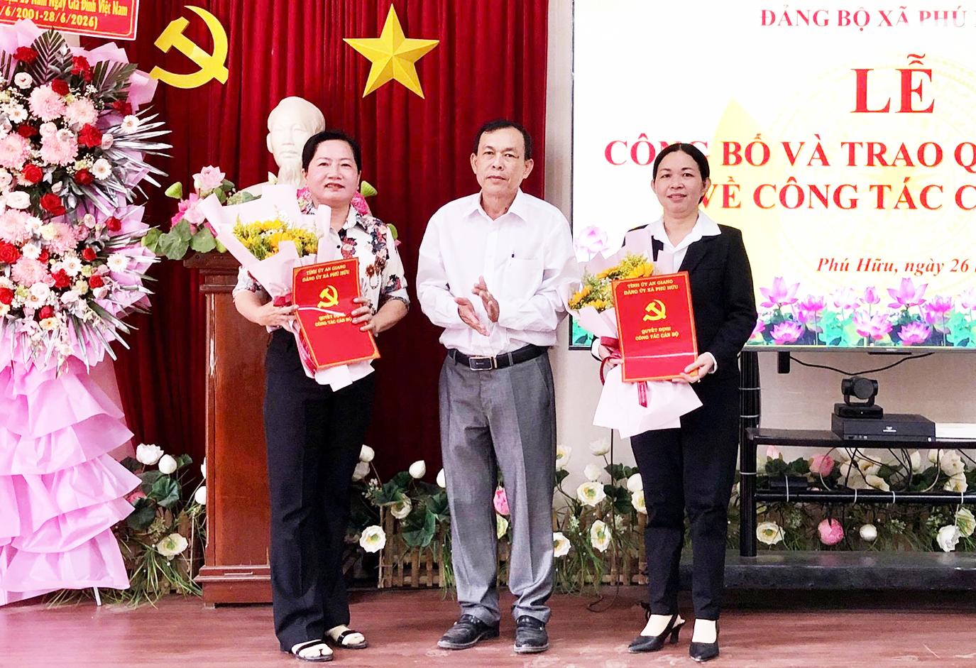 Đảng ủy xã Phú Hữu trao quyết định công tác cán bộ