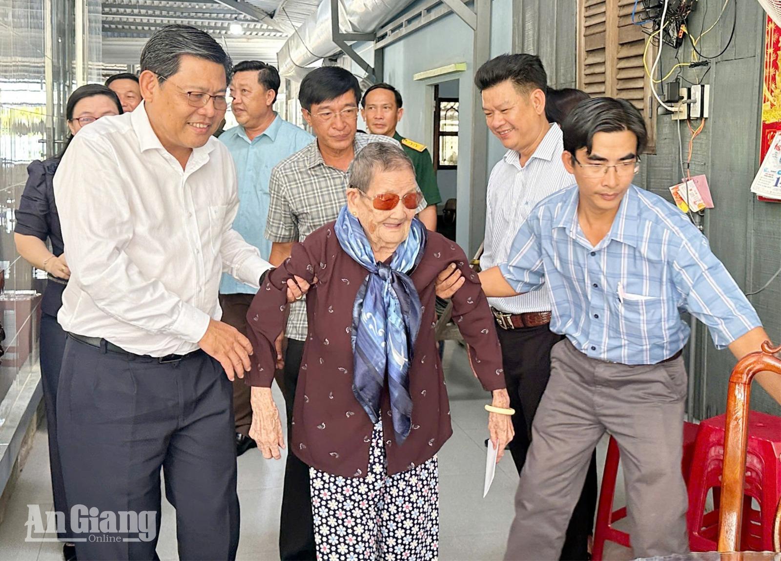 Phó Chủ tịch UBND tỉnh An Giang Ngô Công Thức thăm gia đình người có công tại xã Tân Thạnh và Đông Hưng