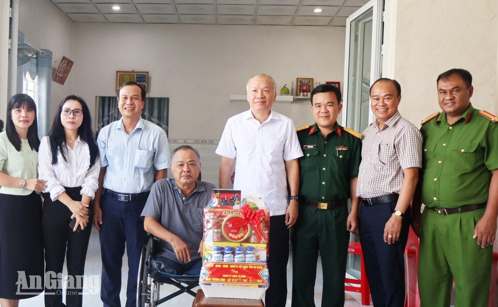 Thăm, tặng quà người có công với cách mạng tiêu biểu tại hai xã Châu Thành và Bình An