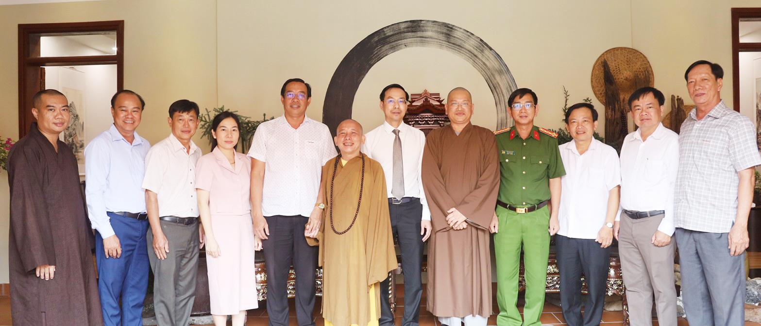 Phó Bí thư Thường trực Tỉnh ủy, Chủ tịch HĐND tỉnh An Giang Nguyễn Thanh Nhàn thăm cơ sở thờ tự tại phường Rạch Giá và Hà Tiên