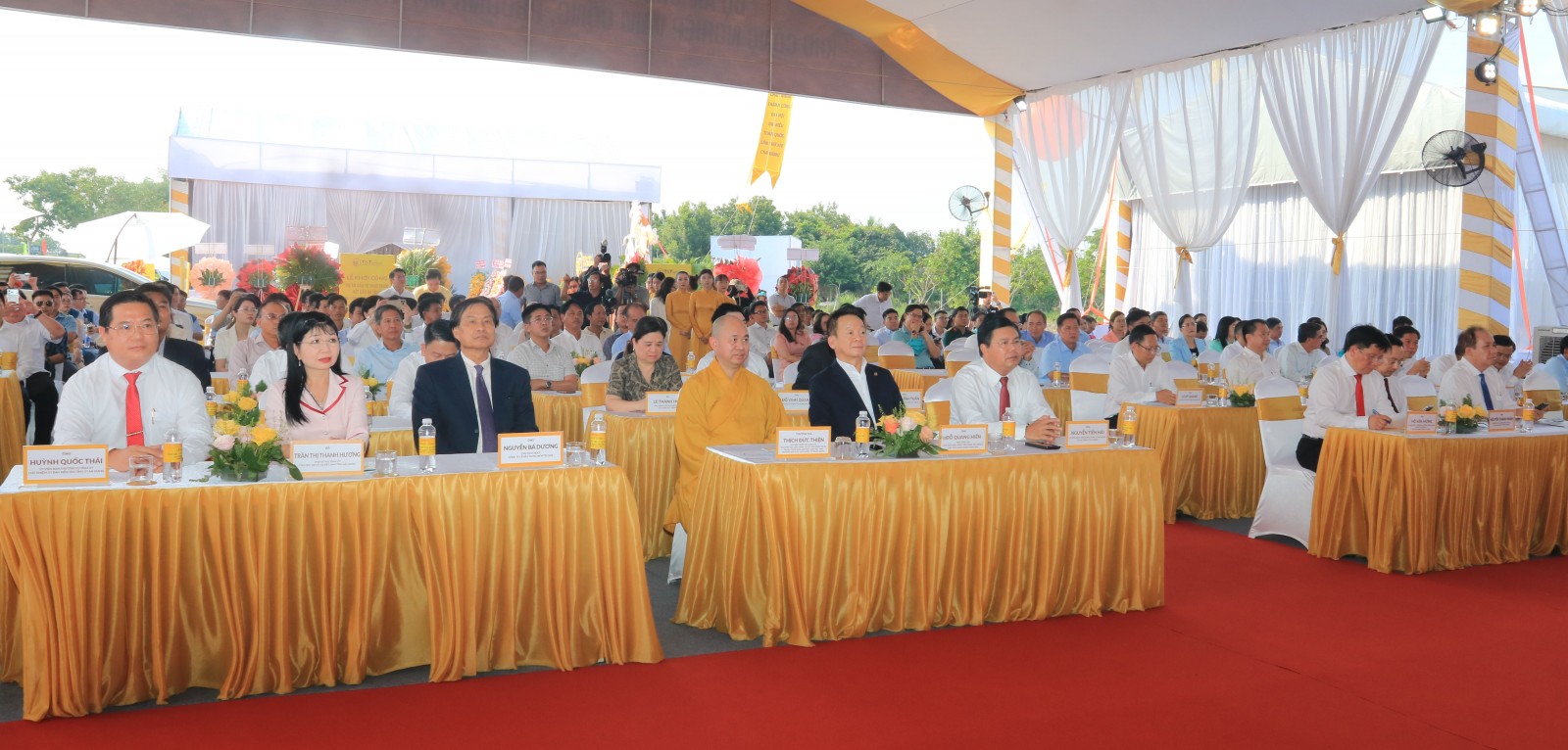 Đại biểu tham dự lễ khởi công